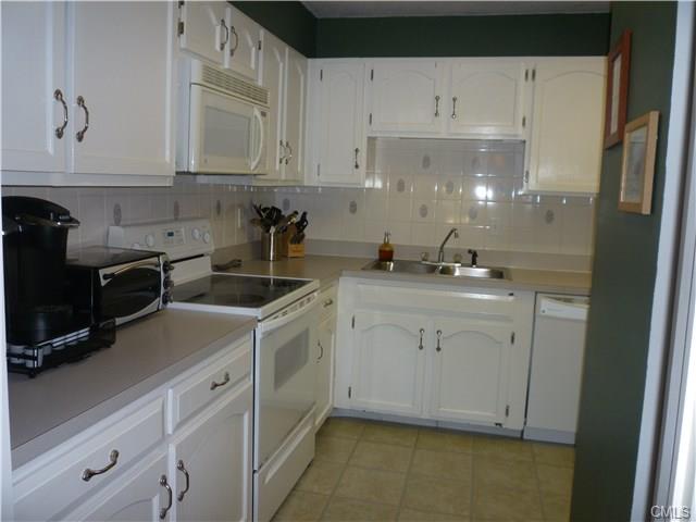 15 Brooks Lane, Brookfield, CT 06804