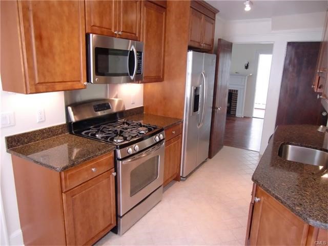 32 Sinawoy Road, Greenwich, CT 06807