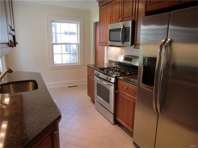 32 Sinawoy Road, Greenwich, CT 06807