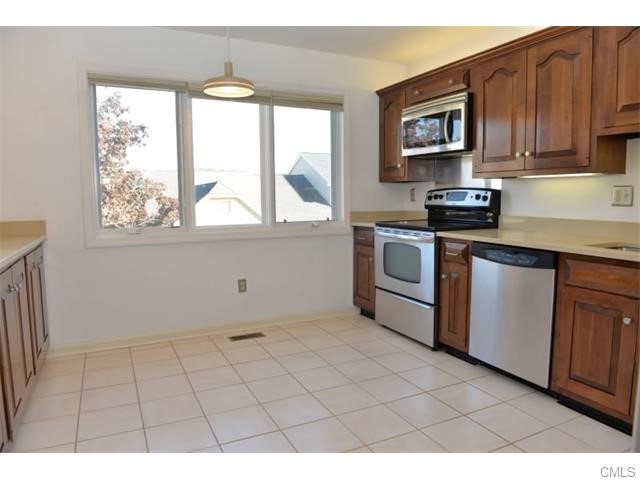 11 Boulevard Drive, Danbury, CT 06810