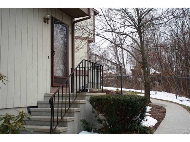27 Crows Nest Lane, Danbury, CT 06810