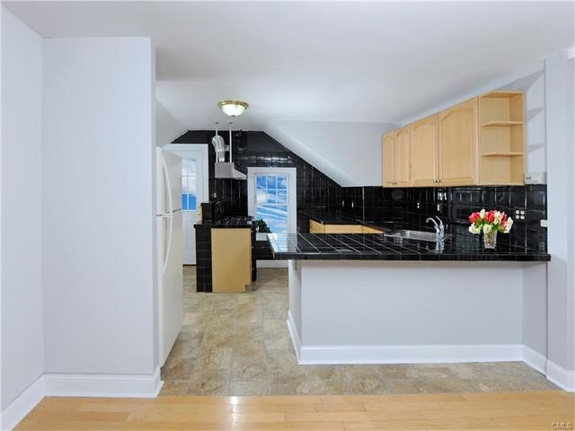 34 Alexander Unit 3 Street, Greenwich, CT 06830