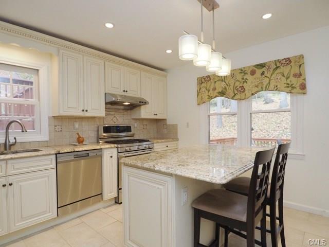40 Norvel Lane, Stamford, CT 06905