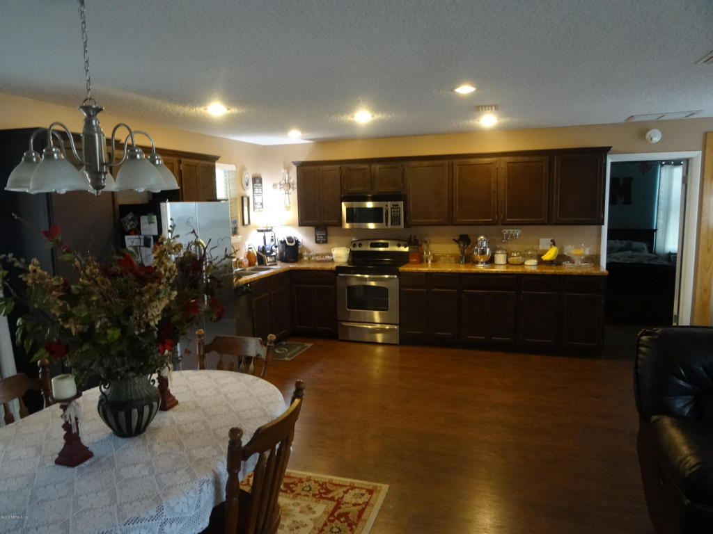 702 LONG DR, Macclenny, FL 32063