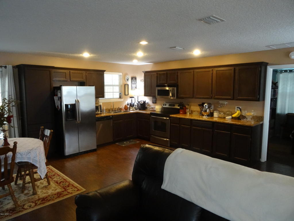 702 LONG DR, Macclenny, FL 32063
