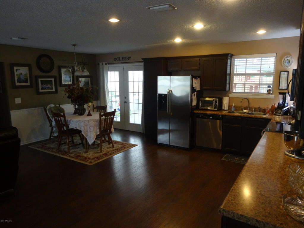 702 LONG DR, Macclenny, FL 32063