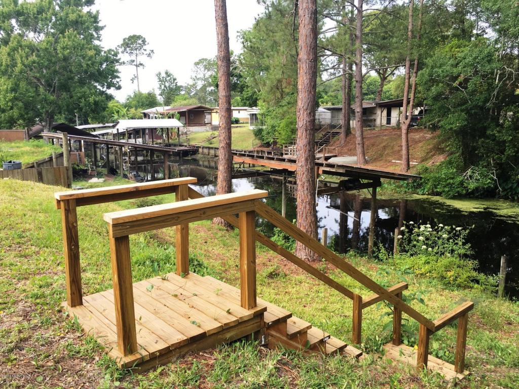 121 Waterside Avenue, Satsuma, FL 32189