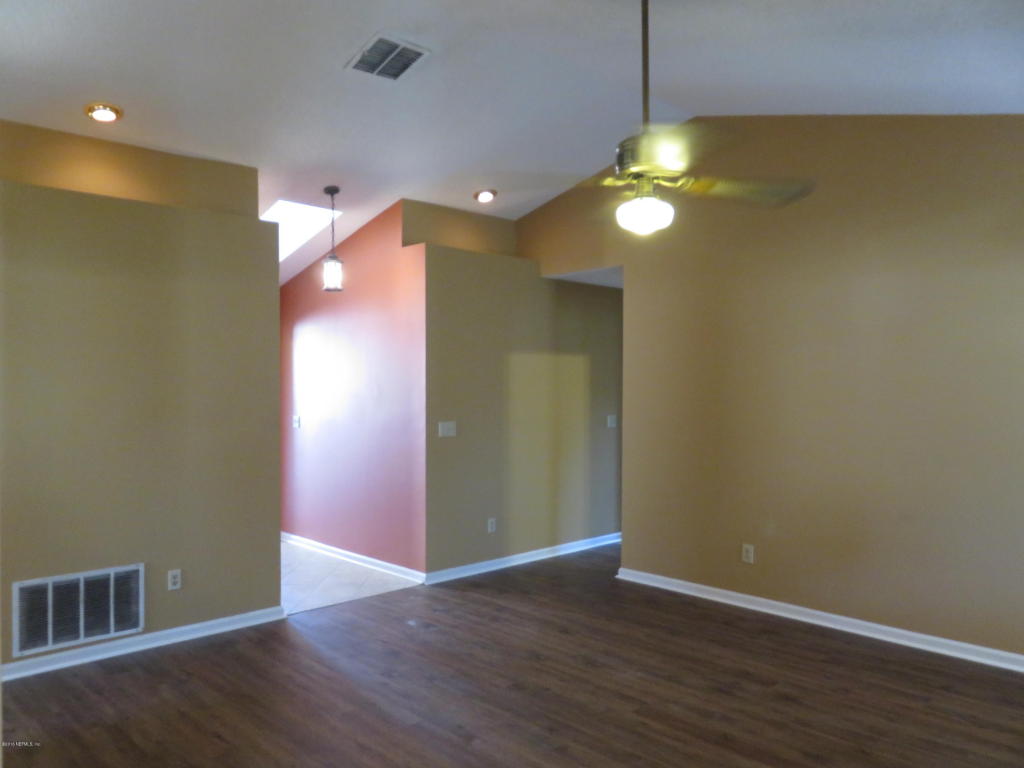 8425 ROCKRIDGE DR, Jacksonville, FL 32244