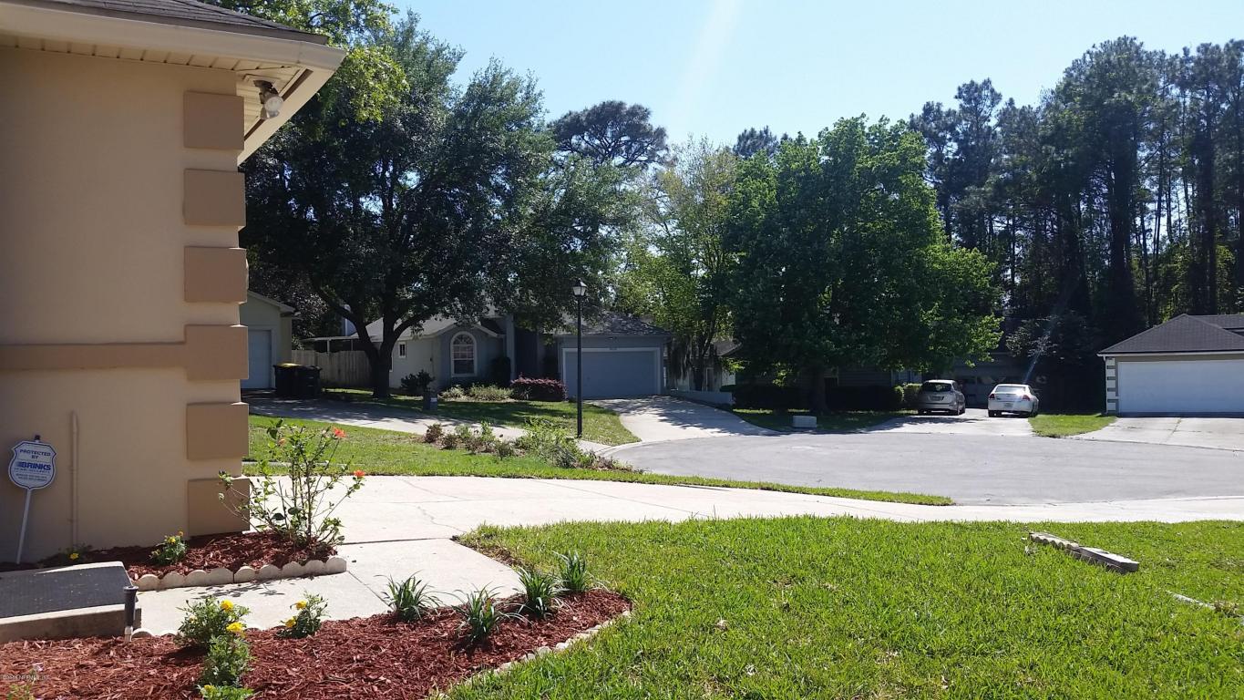 8935 CHAMBORE DR, Jacksonville, FL 32256