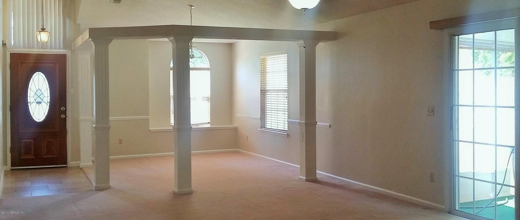 8935 CHAMBORE DR, Jacksonville, FL 32256