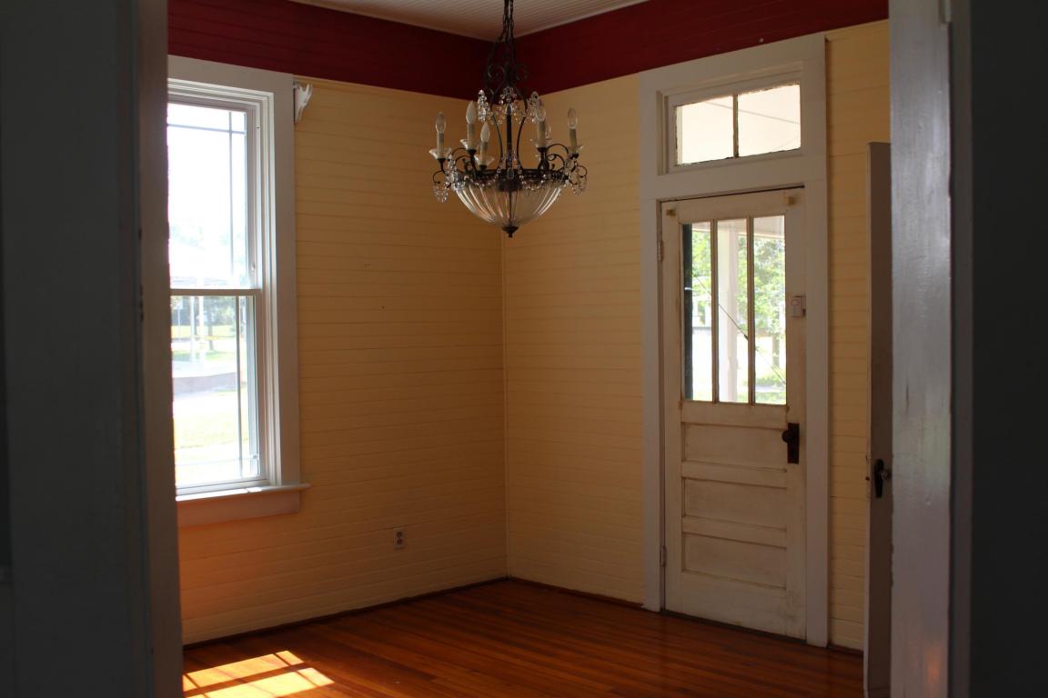 73 E LIVE OAK Avenue, Defuniak Springs, FL 32435