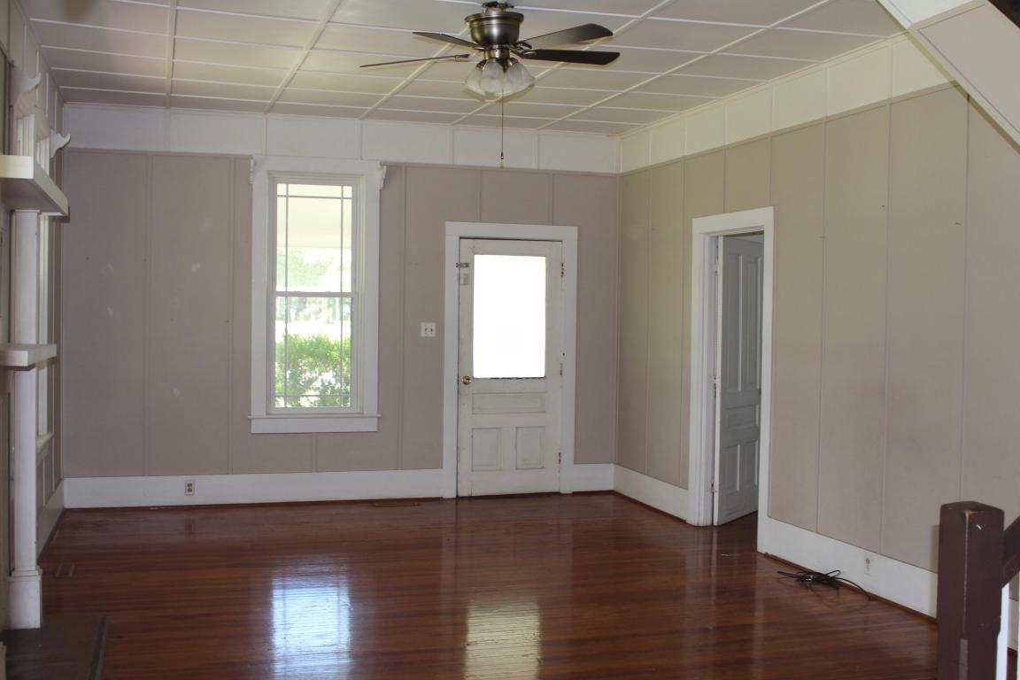 73 E LIVE OAK Avenue, Defuniak Springs, FL 32435