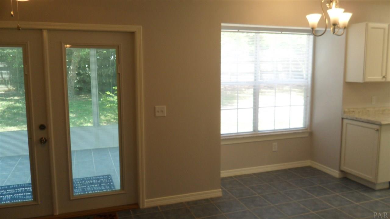 300 Robinhood Ln, Pensacola, FL 32526