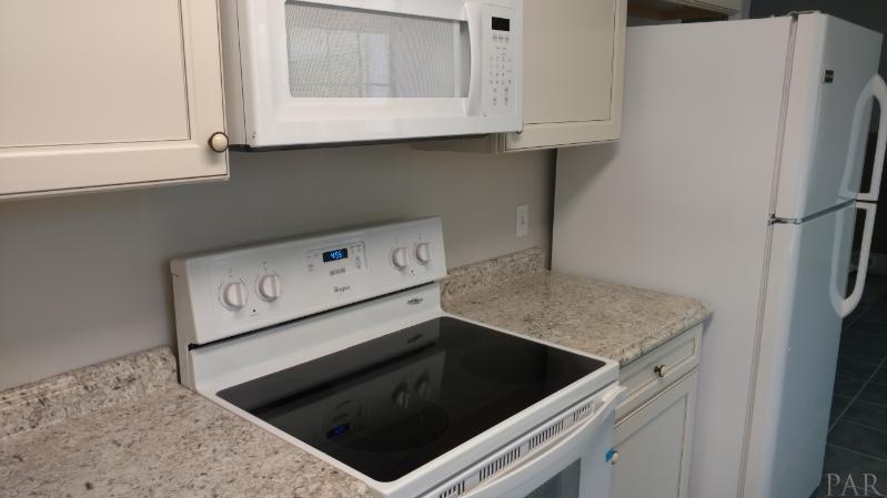 300 Robinhood Ln, Pensacola, FL 32526