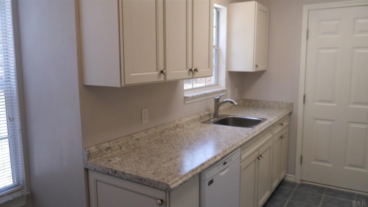 300 Robinhood Ln, Pensacola, FL 32526