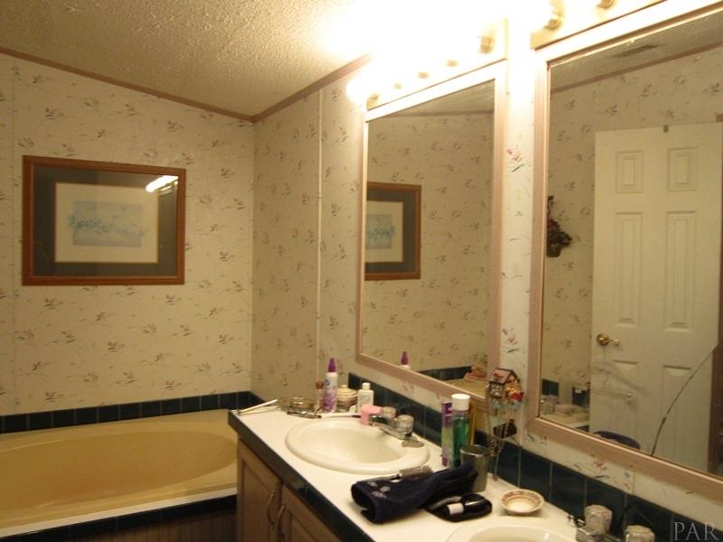 1741 BATSON LN, Cantonment, FL 32533