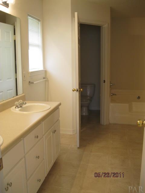 2155 CHATSWORTH DR, Navarre, FL 32566