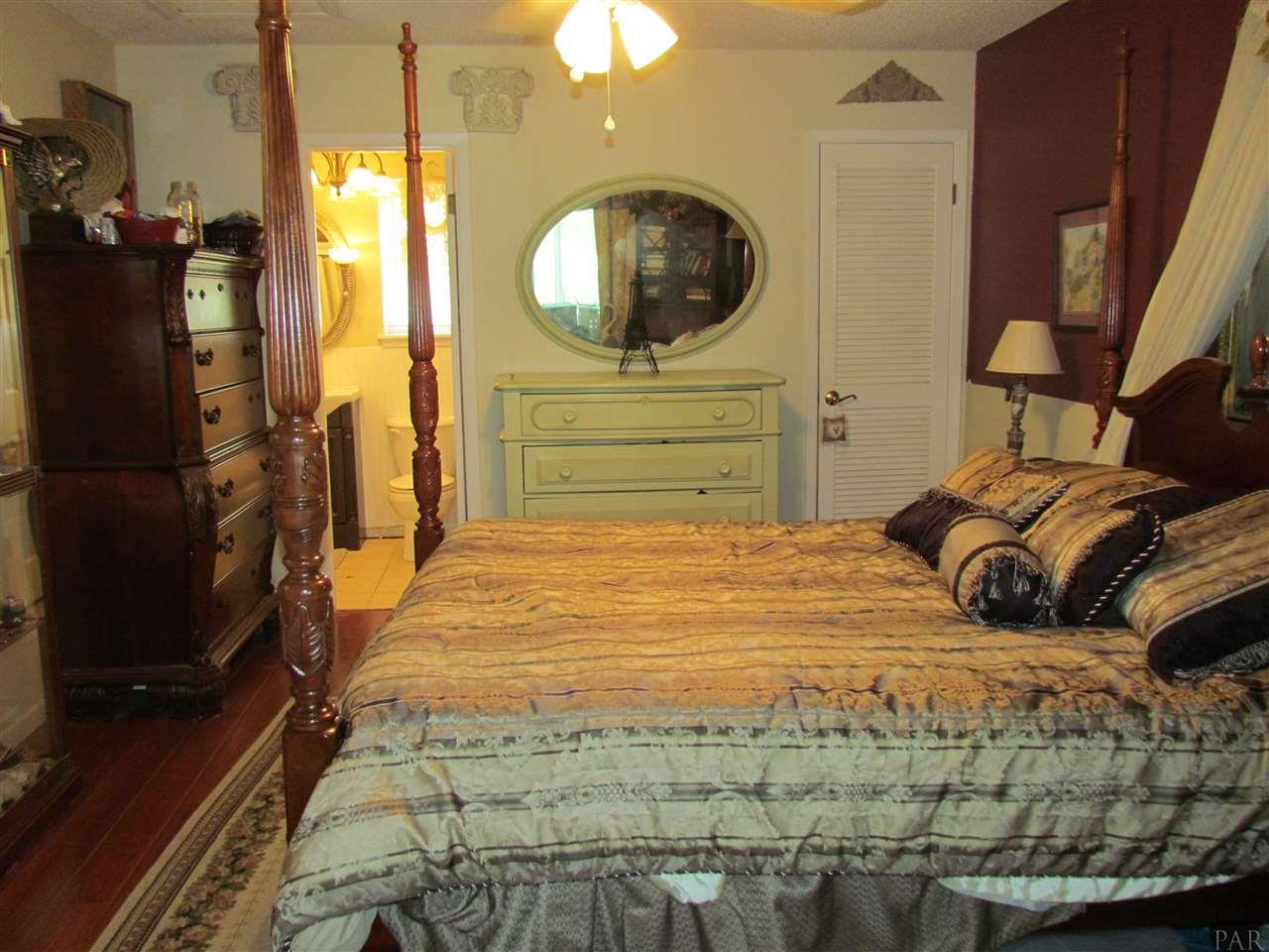 7401 BERNADETTE DR, Navarre, FL 32566