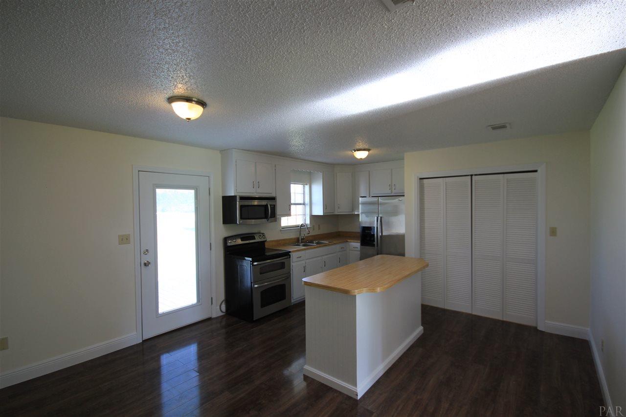 2410 S Pine Barren Rd, Mcdavid, FL 32568