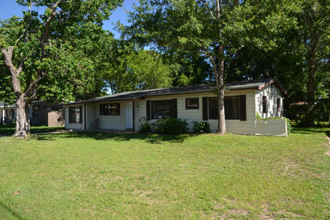609 E Hollywood Blvd, Mary Esther, FL 32569