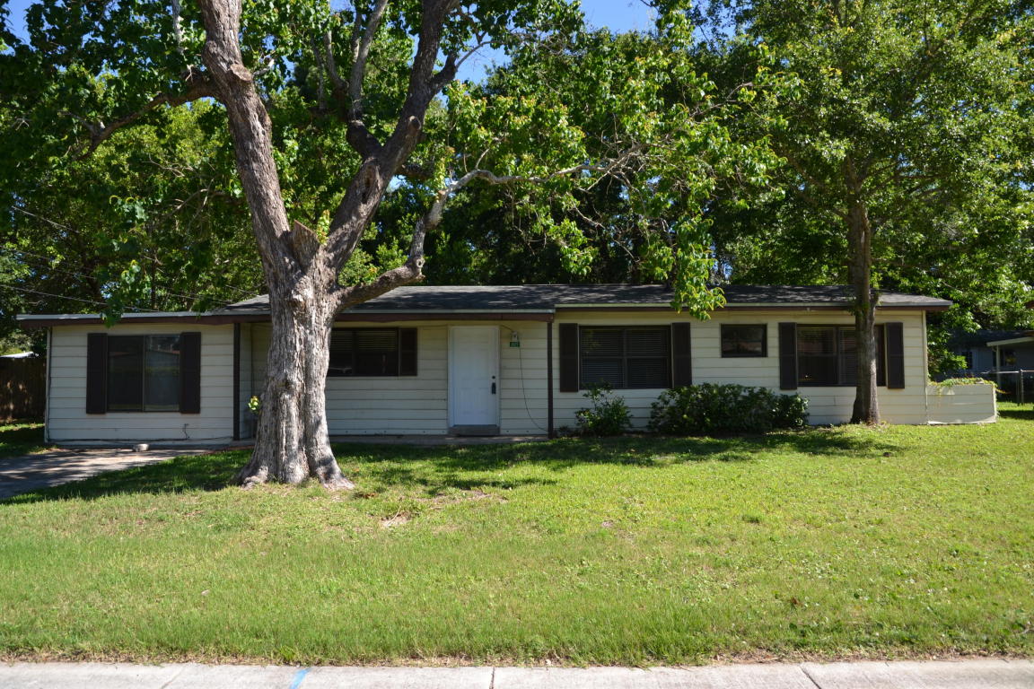 609 E Hollywood Blvd, Mary Esther, FL 32569