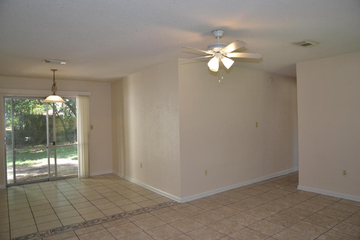 609 E Hollywood Blvd, Mary Esther, FL 32569