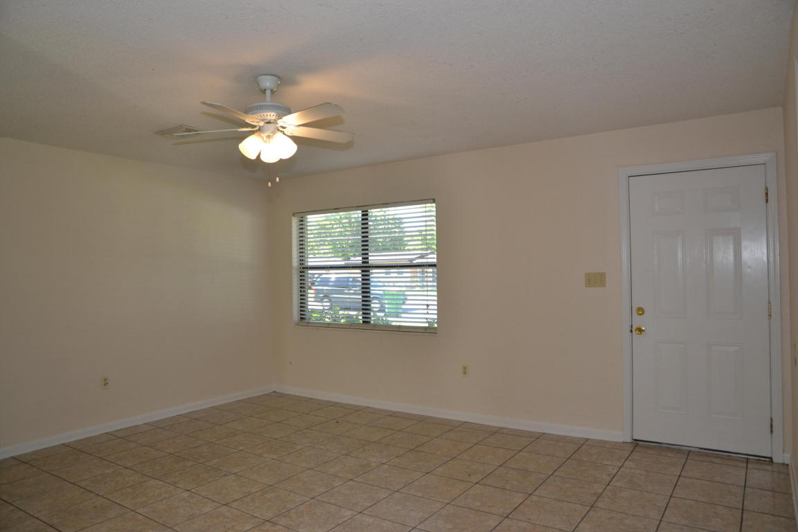 609 E Hollywood Blvd, Mary Esther, FL 32569