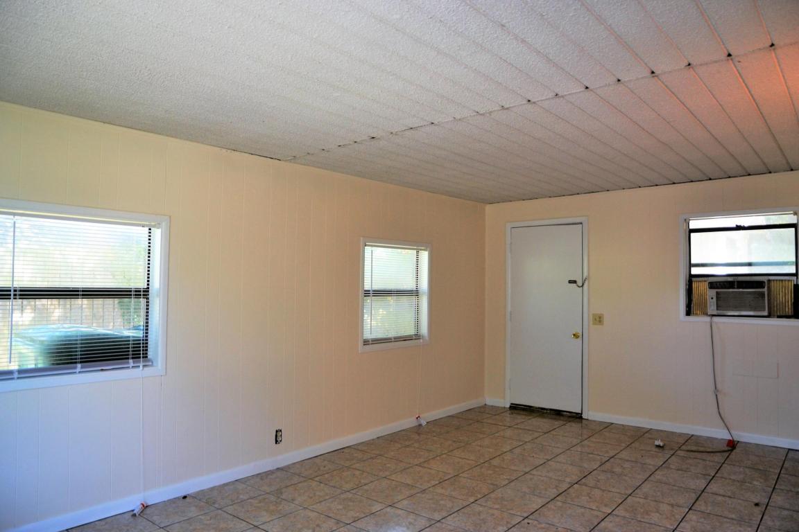 609 E Hollywood Blvd, Mary Esther, FL 32569