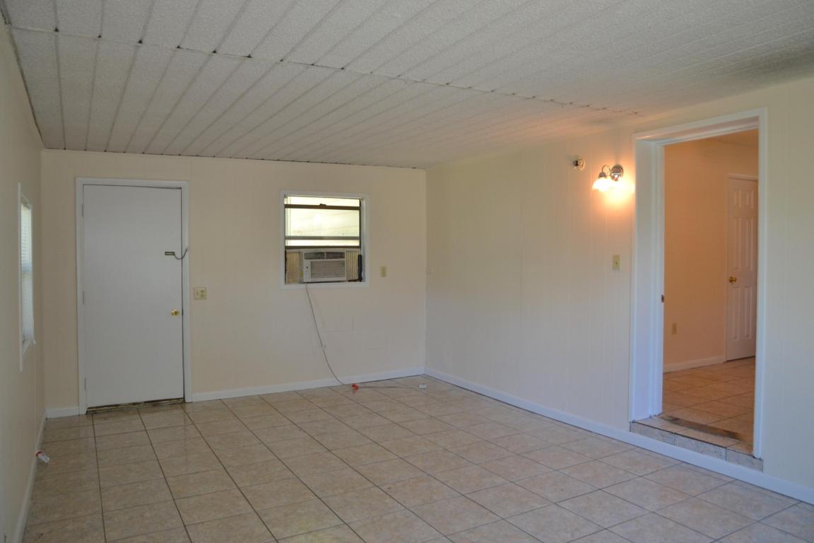 609 E Hollywood Blvd, Mary Esther, FL 32569