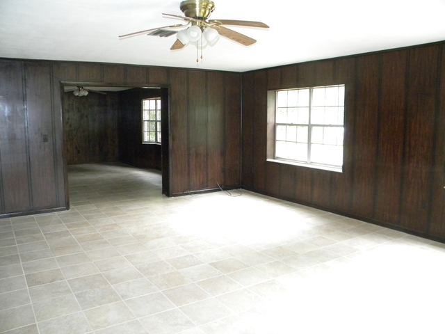 716 1st St, Chiefland, FL 32626