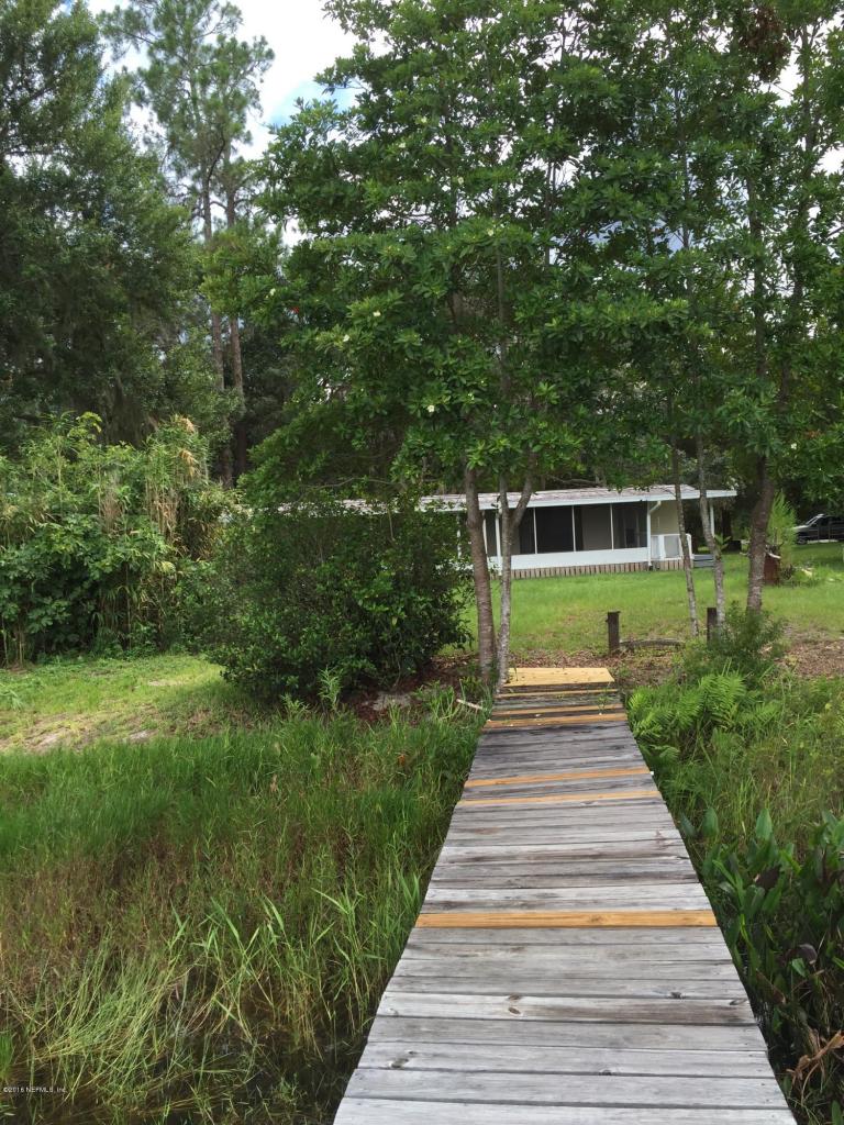 592 Higginbotham Lake Rd, Hawthorne, FL 32640