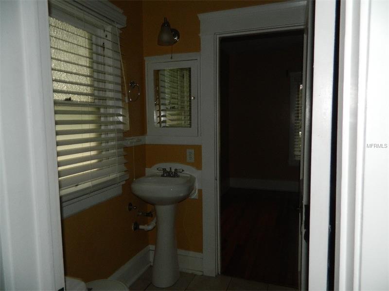 513 E WASHINGTON AVENUE, Eustis, FL 32726