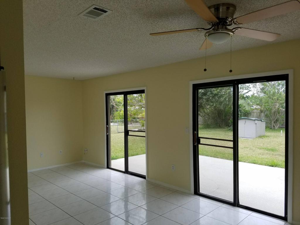 875 NW Rostock Circle, Palm Bay, FL 32907