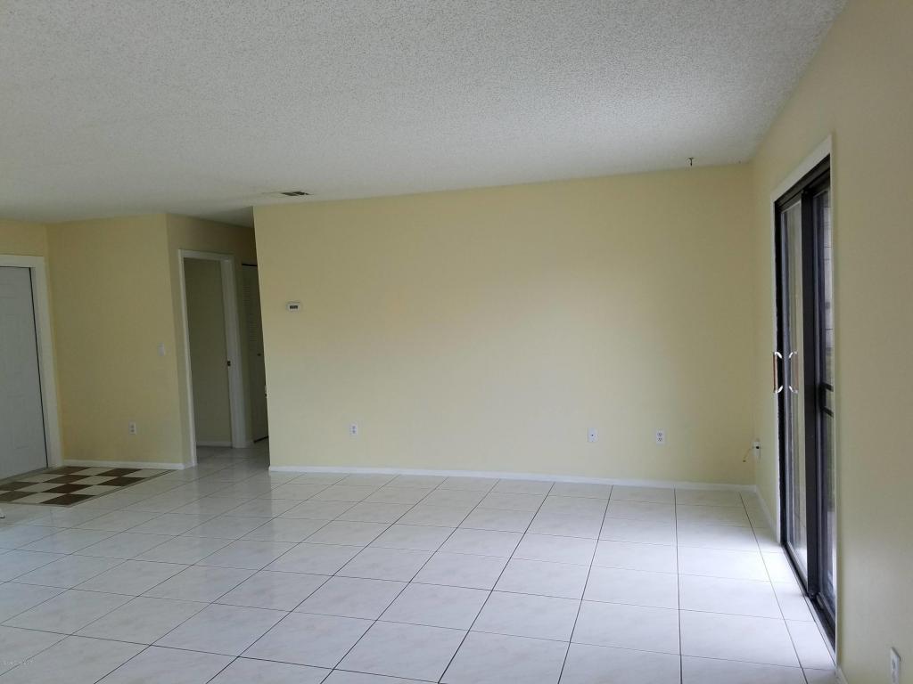 875 NW Rostock Circle, Palm Bay, FL 32907