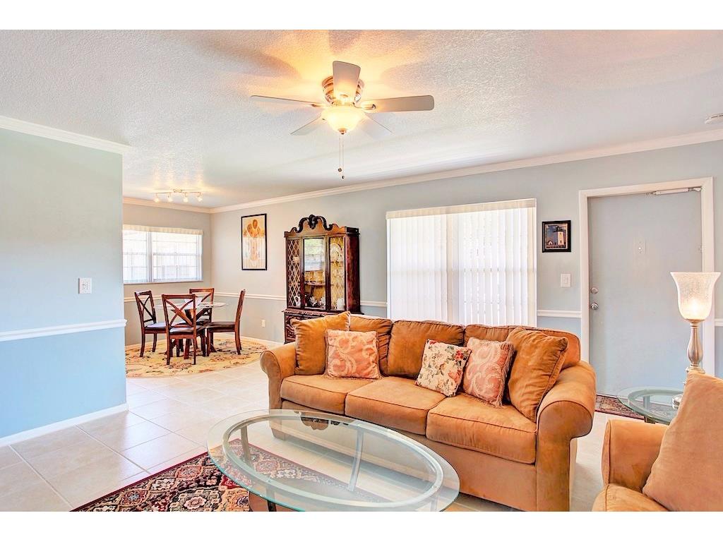 19 Pine Arbor Lane, Vero Beach, FL 32962