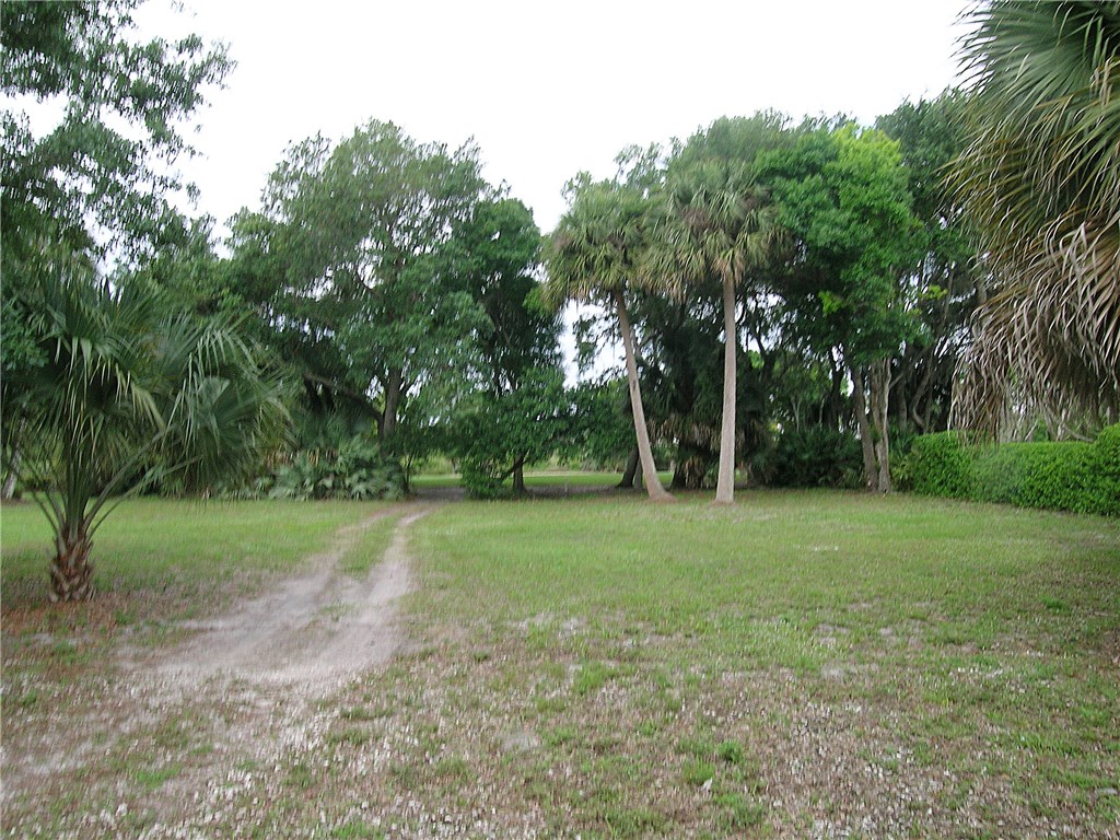 245 Oak Hammock Circle SW, Vero Beach, FL 32962