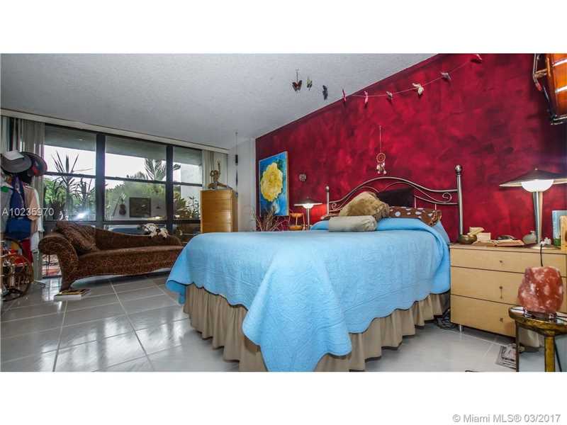 800Parkview Dr, Hallandale, FL 33009