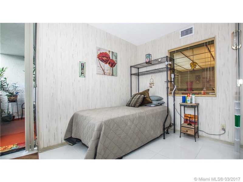 800Parkview Dr, Hallandale, FL 33009