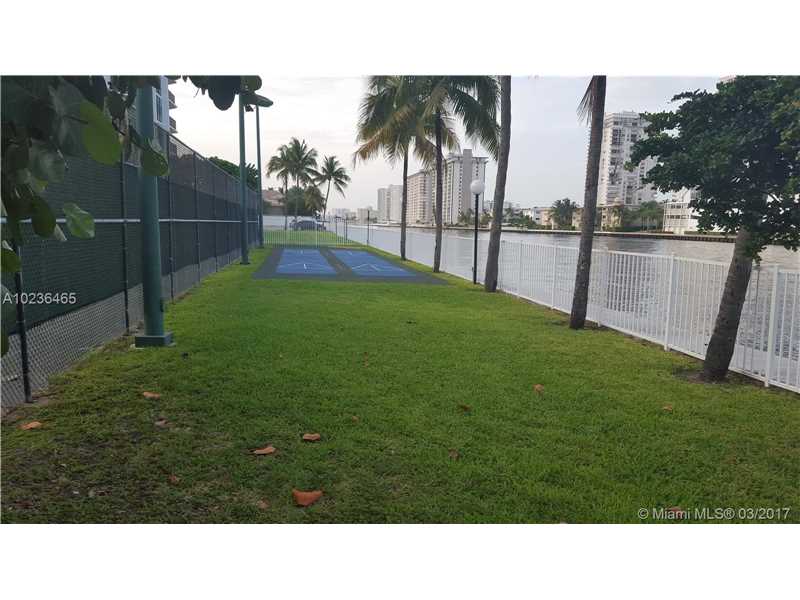800Parkview Dr, Hallandale, FL 33009