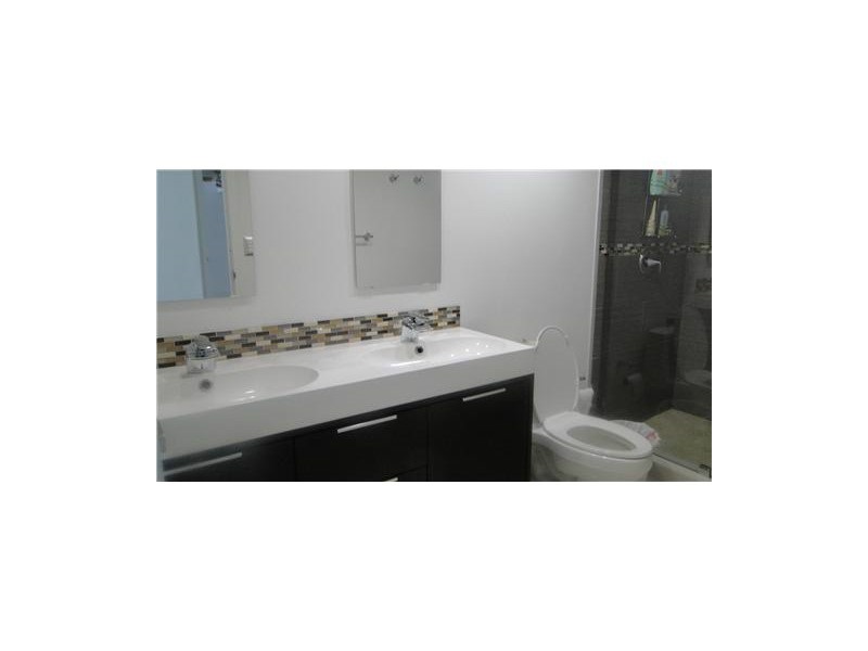 800PARKVIEW DR., Hallandale, FL 33009