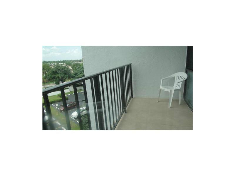 800PARKVIEW DR., Hallandale, FL 33009