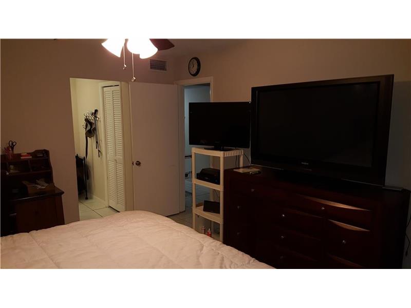 215 Southeast 3rd Ave, Hallandale, FL 33009