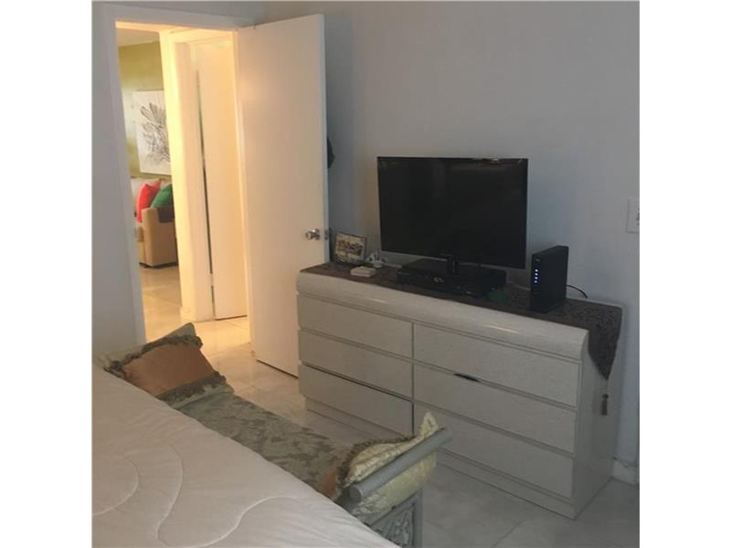 541Blue Heron Dr, Hallandale, FL 33009