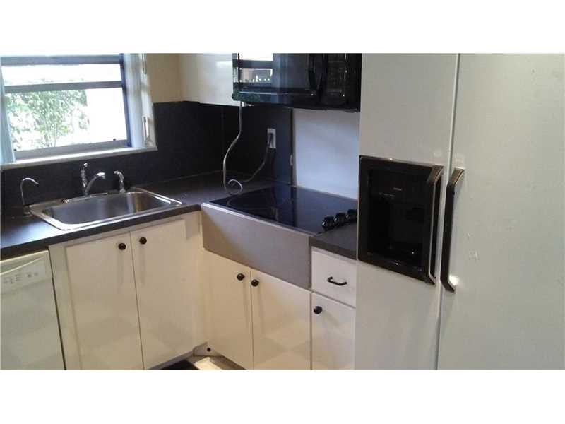 581Blue Heron Dr, Hallandale, FL 33009