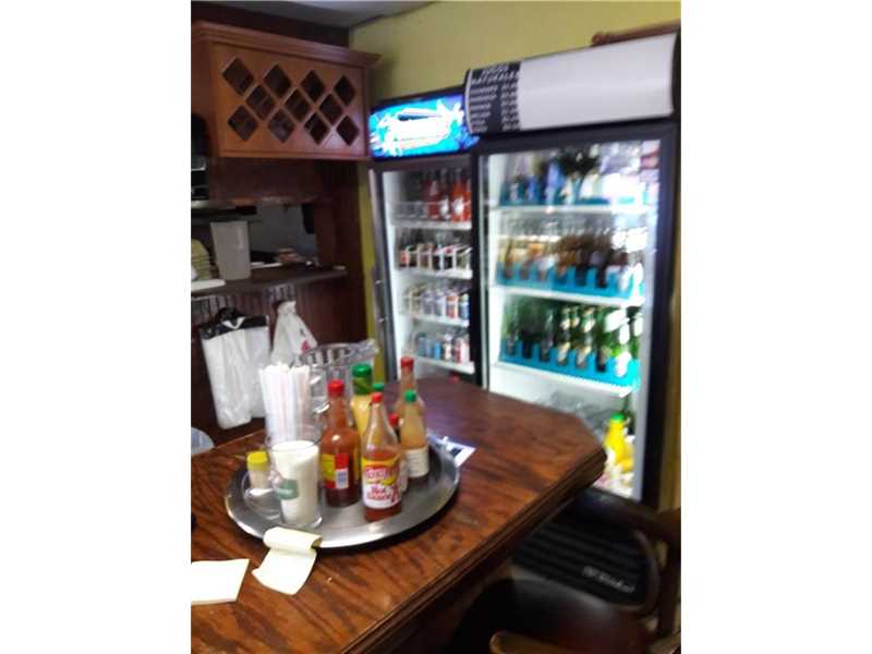 564HIALEAH DR, Hialeah, FL 33010