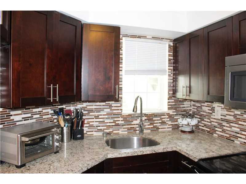 6760 Northwest 175th Ln, Hialeah, FL 33015