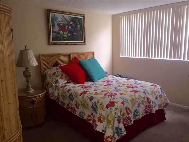 9520 South Hollybrook Lake Dr, Pembroke Pines, FL 33025