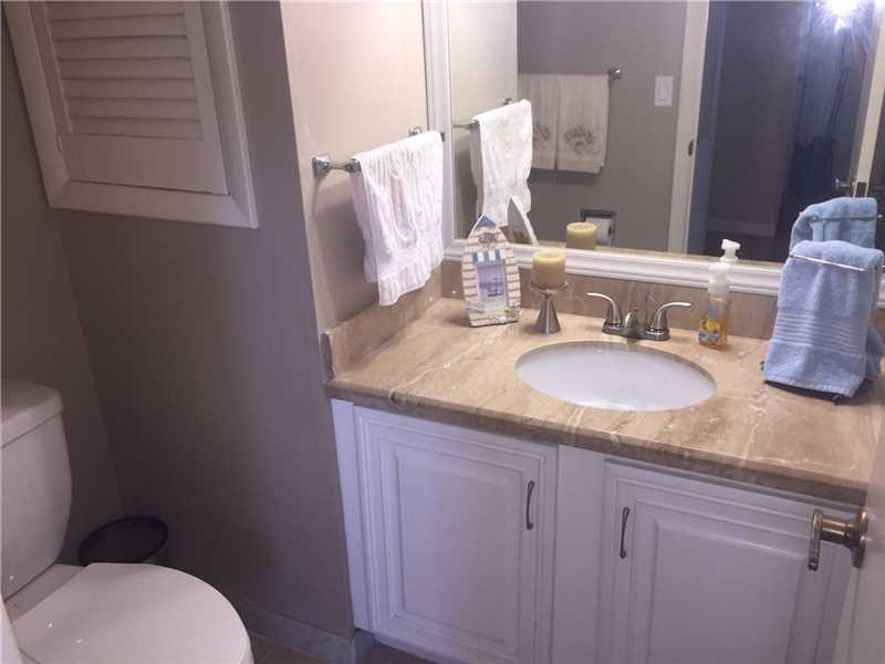 9520 South Hollybrook Lake Dr, Pembroke Pines, FL 33025