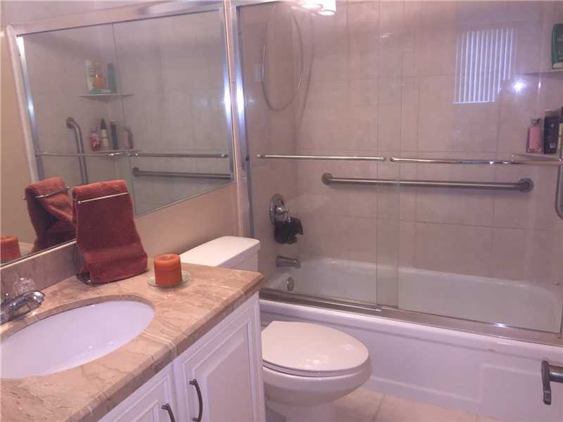9520 South Hollybrook Lake Dr, Pembroke Pines, FL 33025