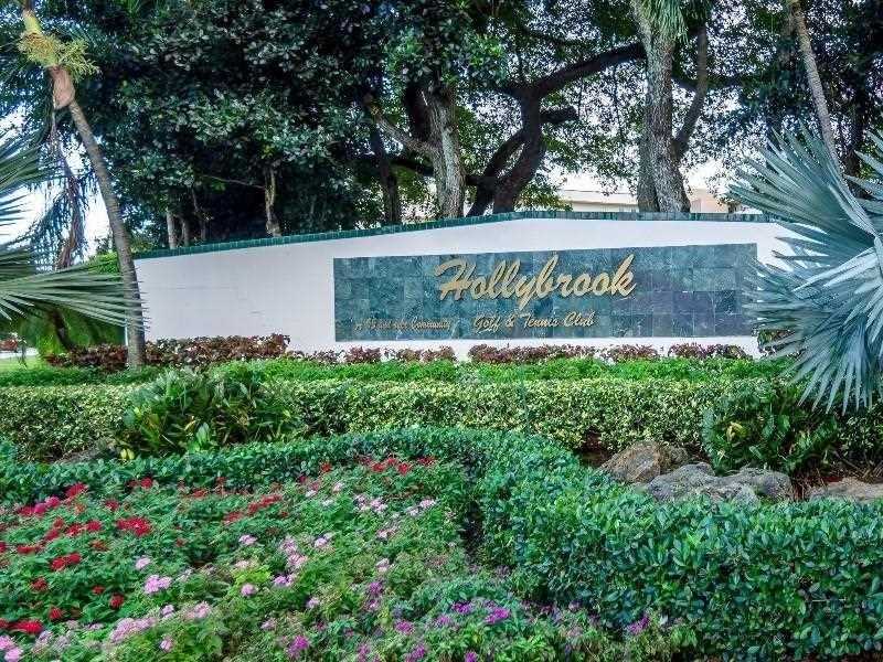 9923 South Hollybrook Lake Dr, Pembroke Pines, FL 33025